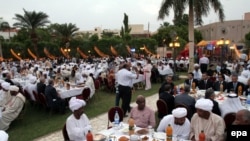 Le président Omar Hassan el-Béchir du Soudan et les membres de la communauté soudanaise orthodoxe lors d'un repas de rupture du jeûne, Iftar, à la fin du Ramadan annuel à Khartoum, au Soudan, 23 août 2010. 