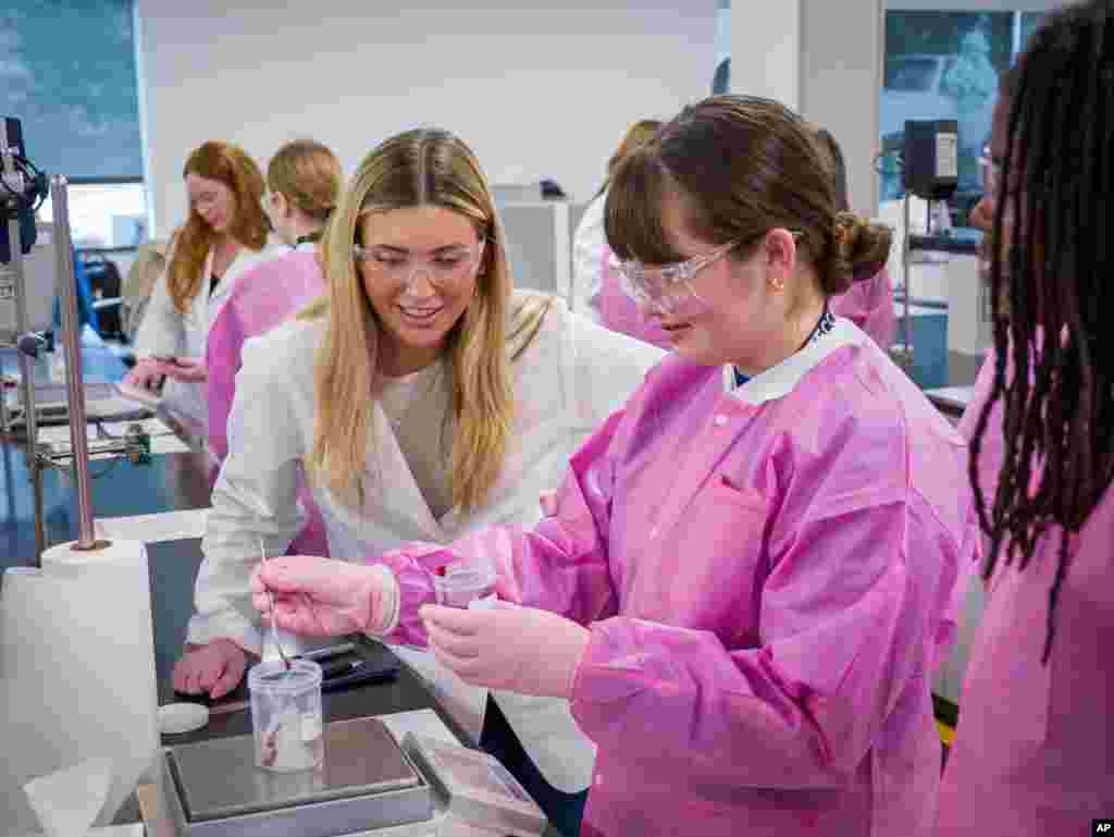 Students from Lewisville High School – Harmon Campus (Texas, U.S.A.) at Mary Kay lab