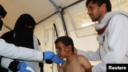 9일 예멘 사다 주 자흐얀에 가해진 공습으로 다친 아이가 치료를 받고 있다. 이날 사우디 연합군의 공습으로 버스에 타고 있던 어린이 40여 명이 숨지고, 50여 명이 다친 것으로 알려졌다. 