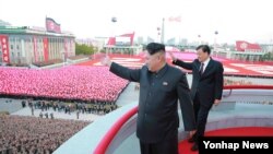 김정은 북한 국방위원회 제1위원장이 지난 10일 노동당 창건 70주년을 맞아 평양 김일성광장에서 열린 열병식에 참석했다고 조선중앙통이 보도했다. 오른쪽은 류윈산 중국 공산당 정치국 상무위원. 