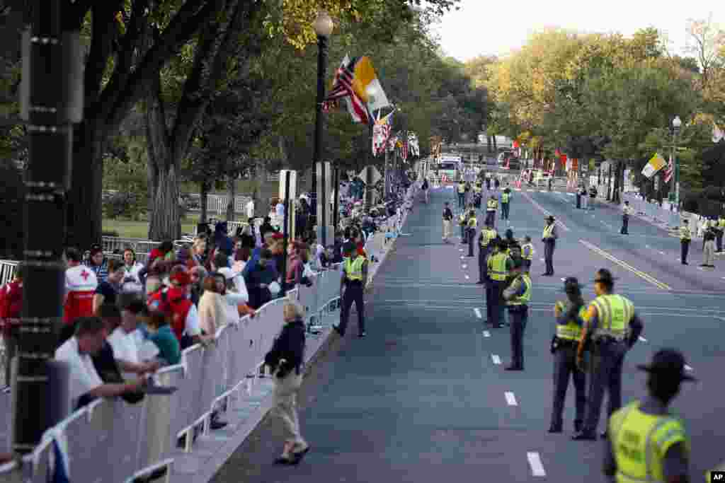 جمعیت مشتاق دیدار با پاپ در خیابان هفدهم واشنگتن به مسیر عبور پاپ چشم دوخته اند.