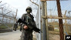 Seorang tentara Korea Selatan siaga di perbatasan (foto: dok).