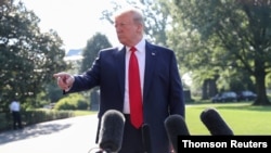 美国总统特朗普2日离开白宫前对记者发表谈话。