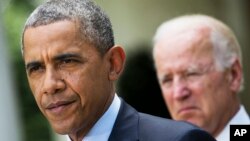 Presiden AS Barack Obama, ditemani Wakil Presiden Joe Biden, saat memberikan pernyataan di Gedung Putih, Washington (30/6). (AP/Jacquelyn Martin)