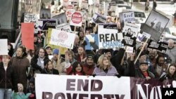 အမေရိကန်နိုင်ငံသား ၇ ယောက်မှာ ၁ ယောက်နှုန်းဟာ ဆင်းရဲသားအဆင့်မှာ ရောက်နေတာမို့ ဒါကို တိုက်ဖျက်ဖို့ အစိုးရကို တိုက်တွန်းမှုတွေလည်း ရှိနေပါတယ်။