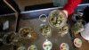 Seorang relawan menunjukkan botol-botol berisi tunas ganja kering di apotek La Brea Collective di Los Angeles, California, pada 18 Maret 2014. (Foto: Reuters/Lucy Nicholson)