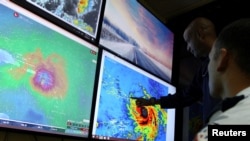 Les météorologistes surveillent l'ouragan Maria arrivant sur La Dominique, le 19 septembre 2017. 