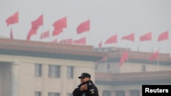 一名中国警察在即将召开两会的北京人大会堂附近执勤。（2019年3月1日）