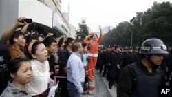 10月28日宁波市政府外面的示威群众和警察 