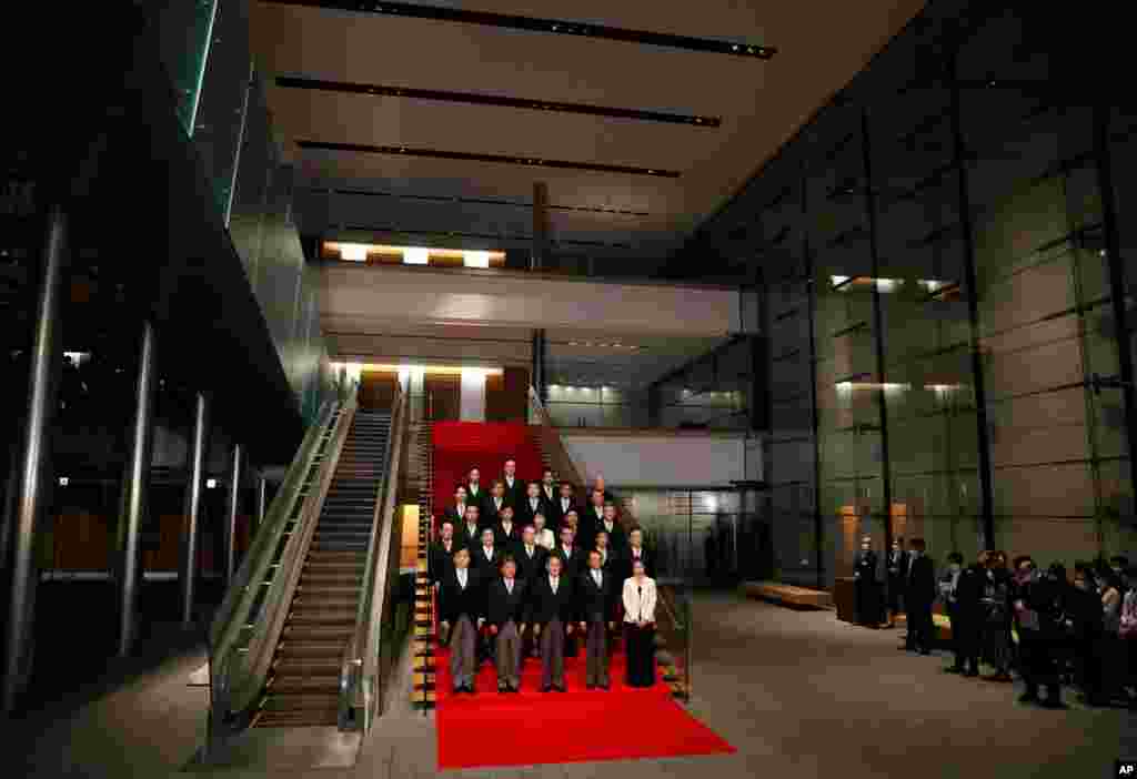 일본의 스가 요시히데 신임 총리가 내각 관료들과 함께 도쿄 관저에서 기념사진을 찍고 있다.