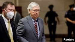 美国国会参议院少数党领袖麦康奈尔在国会山听取乌克兰局势的简报会后离开会议。（2022年2月28日）