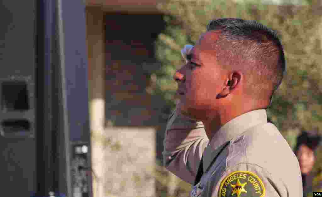 洛杉矶县警察升旗后行礼（美国之音国符拍摄）