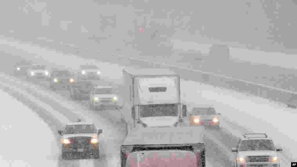 Beaucoup de gens empruntent les autoroutes après avoir quitté leurs bureaux alors que la neige commence à tomber, à Ashland, en Virginie, 22 janvier 2016. Le Nord-Est des Etats-Unis est sous alerte d&rsquo;un blizzard. &nbsp;
