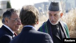 Presiden Afghanistan Hamid Karzai (kanan) didampingi Menhan AS Leon Panetta (kiri) saat melakukan tour mengelilingi komplek peringatan serangan 9/11 di Pentagon (10/1). 
