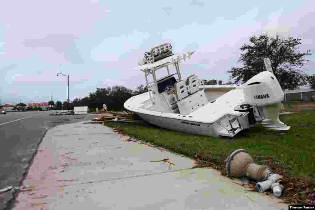 허리케인 샐리의 강풍으로 앨라배마주 오렌지비치 보도에 보트가 휩쓸려왔다.