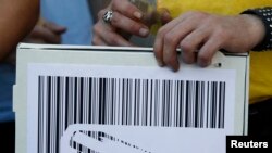 9월 7일 독일 베를린에서 인터넷 감시에 반대하는 시위자가 현수막을 들고 있다