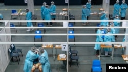 资料照：医护人员在香港的一个社区检测中心给市民进行新冠病毒检测。（2020年9月1日）