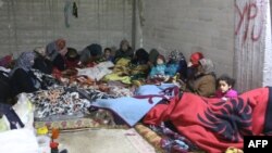 Des familles se réfugient dans des caves dans la ville de Jandairis, près de la frontière syro-turque, à l'ouest d'Afrin, le 26 janvier 2018.