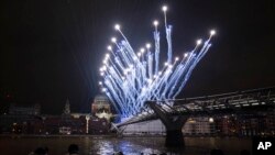 آتش بازی آغاز سال ۲۰۲۲ بر فراز پل هزاره لندن