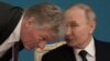 Tổng thống Nga Vladimir Putin trò chuyện với người phát ngôn Điện Kremlin Dmitry Peskov tại Astana, Kazakhstan ngày 27/11/2024. Điện Kremlin cho rằng Tổng thống Ukraine Volodymyr Zelenskyy cần bị ép buộc làm hòa với Tổng thống Mỹ Donald Trump.