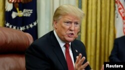 도널드 트럼프 미 대통령이 31일 백악관 집무실에서 중국 무역협상 대표단과 대화하고 있다.