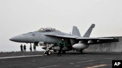 یک جنگنده بر عرشه ناو جنگی آمریکا در خلیج فارس. آرشیو