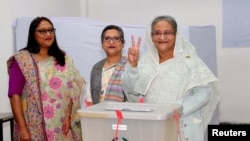 PM Sheikh Hasina seusai memasukan surat suaranya di salah satu TPS di Dhaka, Bangladesh, 30 Desember 2018.