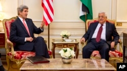 Menteri Luar Negeri John Kerry (kiri) bertemu Presiden Palestina Mahmoud Abbas di Paris (19/2). 
