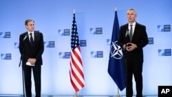 عکس آرشیوی از آنتونی بلینکن وزیر امور خارجه آمریکا (چپ) و ینس استولتنبرگ دبیرکل ناتو - آوریل ۲۰۲۱، بروکسل