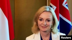 资料照：英国外相特拉斯（Liz Truss，又譯卓慧思）2020年12月10日在新加坡接受记者采访。