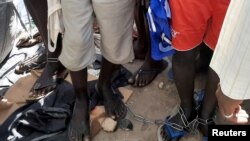 Des jeunes gens aux pieds enchaînées sont secourus par la police à Sabon Garin, dans la zone administrative de Daura, dans l'État de Katsina, au Nigéria, le 14 octobre 2019.