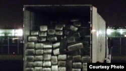 集装箱内不是床垫而是满载的大麻（美国海关图片 ）