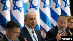 PM Israel Benjamin Netanyahu saat memimpin rapat kabinet di Yerusalem hari Minggu (21/7).