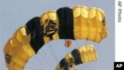 Madaxweyne Xasan Shiikh oo marti ku ah barnaamijka dhalinyarada ee &quot;Waa Go&#39;aankaaga&quot;&nbsp; iyo Haruun Macruuf oo ka tirsan VOA oo Barnaamijka Daadihinaya.