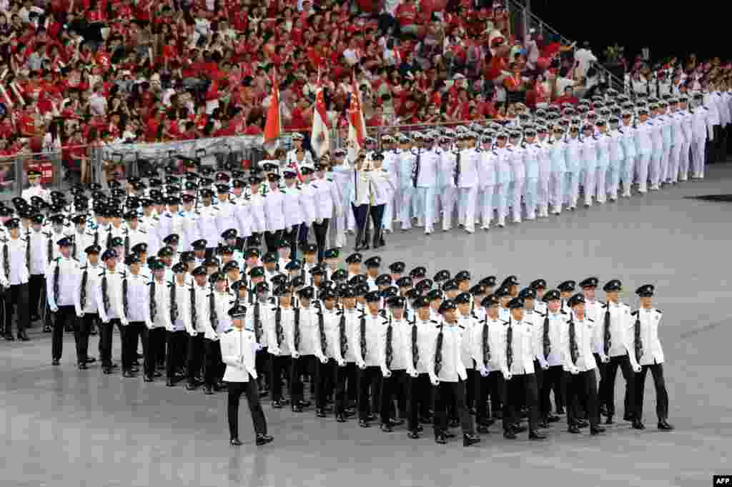 Singapura merayakan HUT Kemerdekaan ke-51 di bawah pengamanan ketat setelah terbongkarnya rencana serangan teror dari seorang ekstremis Indonesia.
