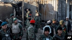 지난 2015년 12월 아프가니스탄 칸다하르 주에서 탈레반과 정부군 간 교전이 있은 후 정부군 병사들이 피해 규모를 파악하고 있다.