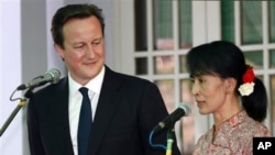 Tokoh demokrasi Burma, Aung San Suu Kyi (kanan) bersama PM David Cameron melakukan konferensi pers bersama di Rangoon, Jumat (13/4).