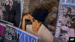 资料照：北京街头报摊上时尚杂志封面上的中国知名艺人吴亦凡（2021年7月20日）