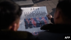 지난 2월 평양 주민들이 로동신문 1면에 실린 하노이 2차 미-북 정상회담 기사를 읽고 있다.