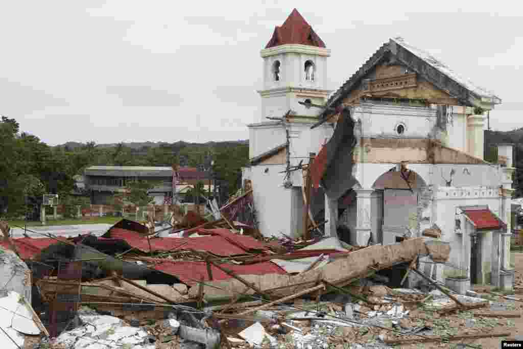 Gereja St. Michael Parish yang rusak di Clarin, provinsi Bohol, sehari setelah gempa mengguncang Filipina bagian tengah (16/10).