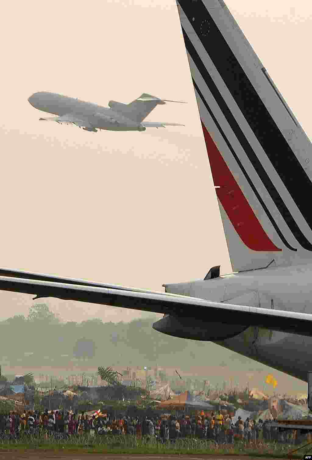 Sebuah pesawat milik maskapai penerbangan Perancis &#39;Air France&#39; parkir di landasan bandara Bangui, Republik Afrika Tengah. 