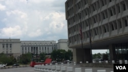 联邦政府建筑降半旗向马里兰州安纳波利斯一家报纸的枪击案死难者致敬。(2018年7月3日)。