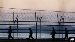 지난 7일 북한 경비정 1척이 연평도 인근 서해 북방한계선을 침범해 한국 군의 경고사격을 받고 퇴각한 후, 한국 군 병사들이 비무장지대 인근에서 경계근무를 서고 있다. (자료사진)