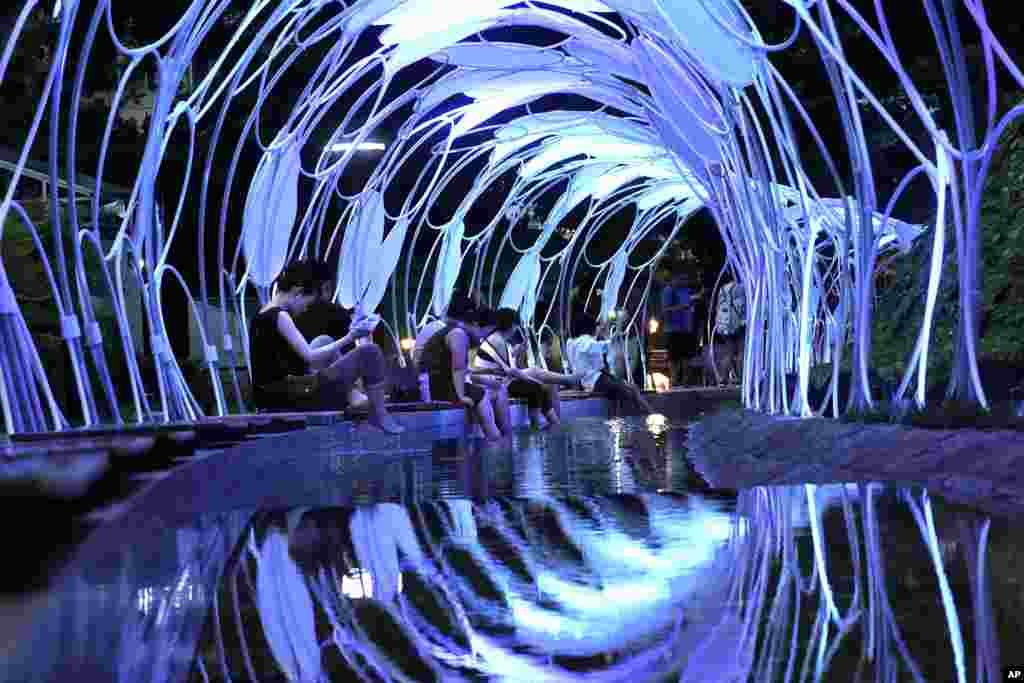 ប្រជាជន​​លាង​ជើង​នៅ​ក្នុង​សួន​មួយក្នុង​ស្រុក ​Roppongi ទីក្រុង​តូក្យូ ប្រទេសជប៉ុន។