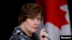 资料照片：专员霍格在渥太华参加负责调查外国干涉加拿大选举指称的独立委员会举行的公开听证会。(2024年4月10日)