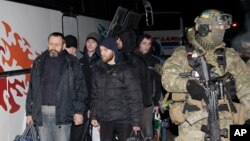 عکس آرشیوی از یک سرباز اوکراینی که تعدادی از شورشیان جدایی طلب دستگیر شده را برای مبادله اسرا همراهی می کند - دی ماه ۱۳۹۳ 