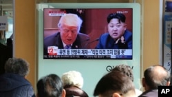 도널드 트럼프 미국 대통령이 북한을 테러지원국으로 재지정한 다음날인 21일 한국 서울역에서 시민들이 관련 TV뉴스를 시청하고 있다. 