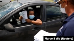 2020年4月8日佛罗里达州失业者驱车递交失业表格