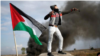 Un manifestante palestino lanza piedras contra tropas israelíes cerca de la frontera de la Ciudad de Gaza. 15 diciembre 2017.