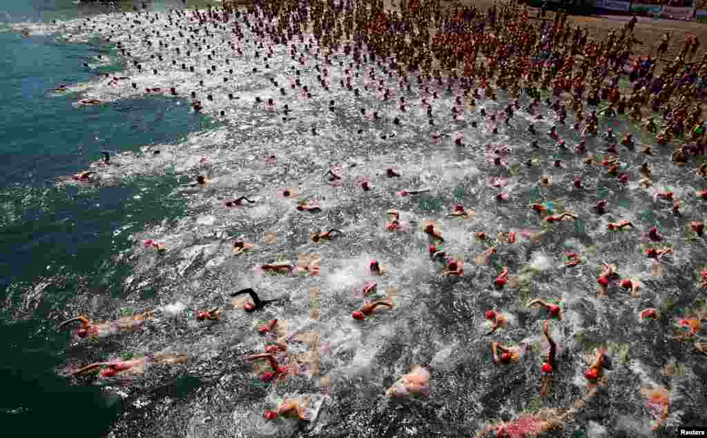 មនុស្សម្នា​​ចូលរួម​នៅ​ក្នុង​កម្មវិធី​ហែល​ឆ្លង​បឹង Lake Zurich ប្រចាំ​ឆ្នាំ​នៅ​ក្រុង Zurich ប្រទេស​ស្វីស។&nbsp;